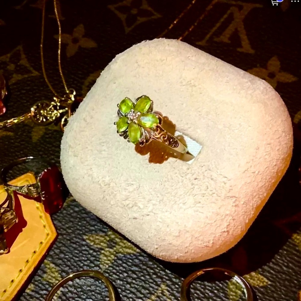 14k PERIDOT AND DIAMOND FLOWER RING. GREAT RING FOR AN AUGUST BABY💚